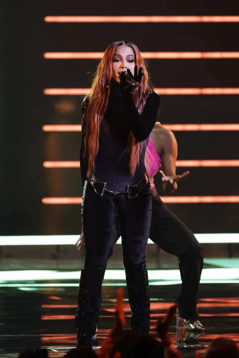 Zovu je seks bombom 21. stoljeća: Voli žene i mu&scaron;karce, a na pozornici simulira seks