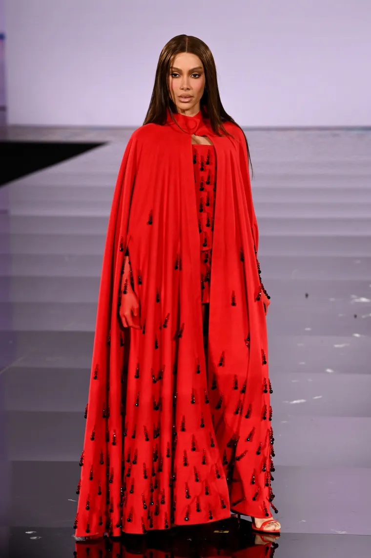 Zovu je seks bombom 21. stoljeća: Voli žene i mu&scaron;karce, a na pozornici simulira seks