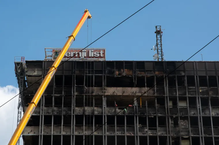 Kultni simbol zauvijek odlazi u povijest: Pred Vjesnik stigla i ogromna dizalica
