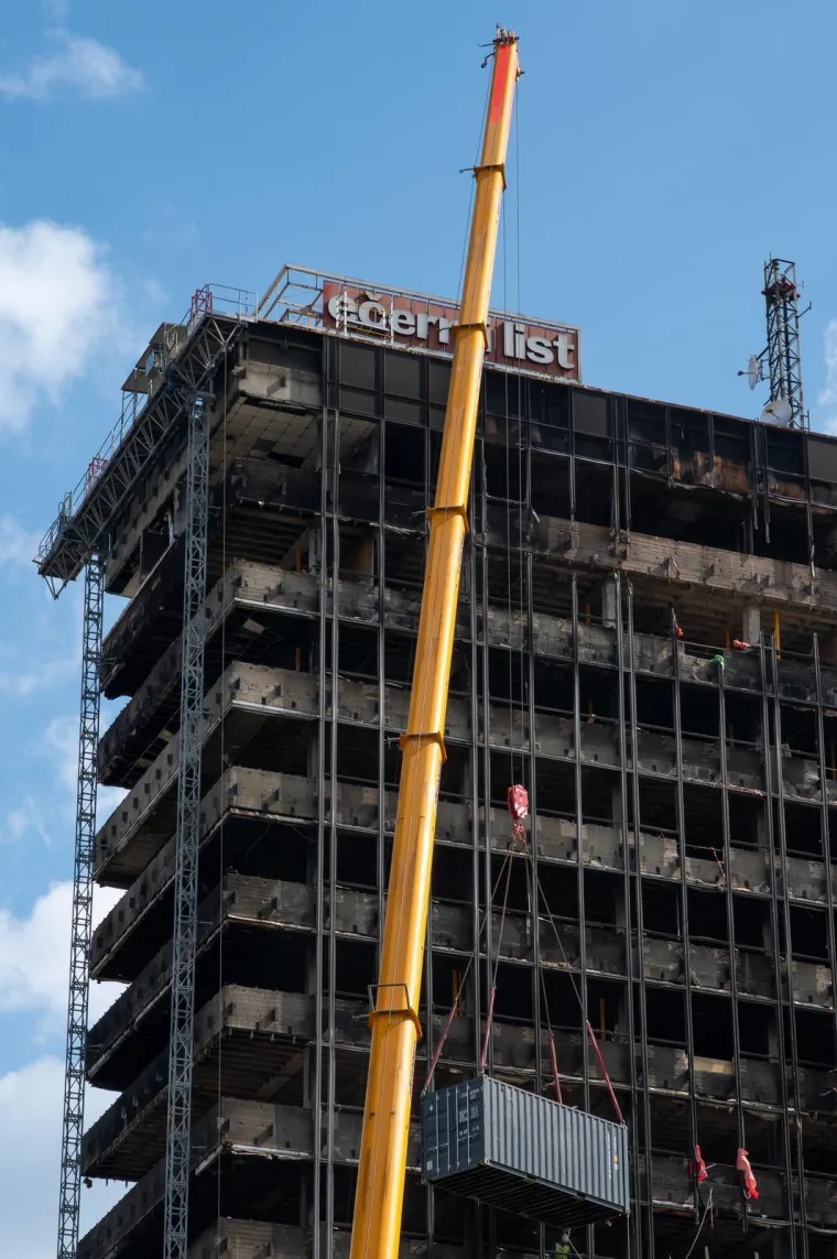 Kultni simbol zauvijek odlazi u povijest: Pred Vjesnik stigla i ogromna dizalica