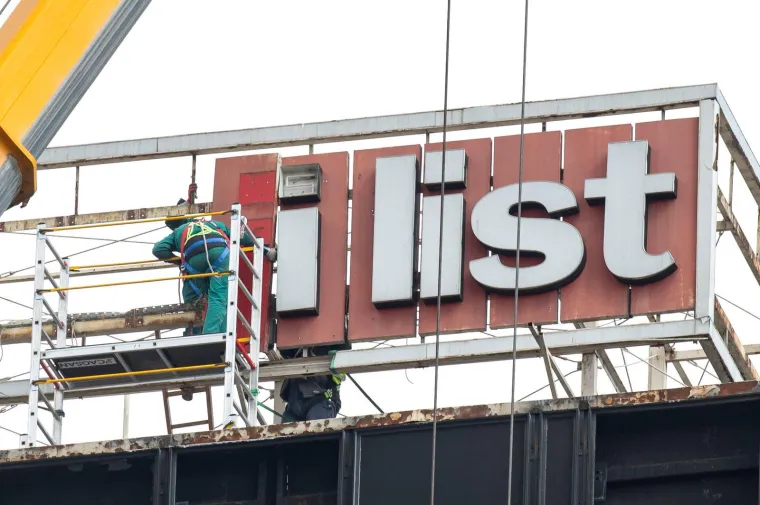 Kultni simbol zauvijek odlazi u povijest: Pred Vjesnik stigla i ogromna dizalica