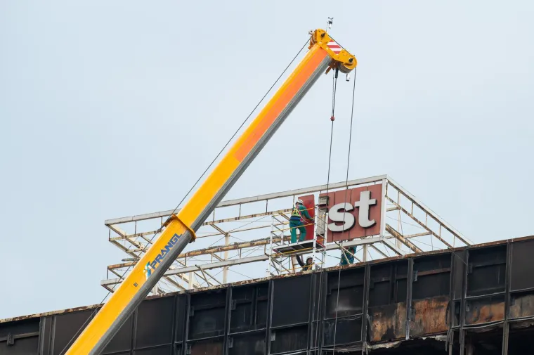 Kultni simbol zauvijek odlazi u povijest: Pred Vjesnik stigla i ogromna dizalica