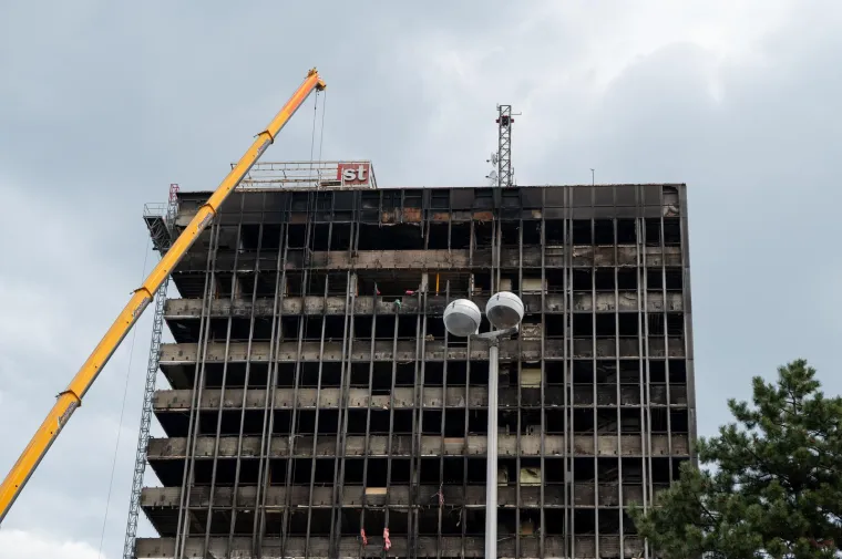 Kultni simbol zauvijek odlazi u povijest: Pred Vjesnik stigla i ogromna dizalica