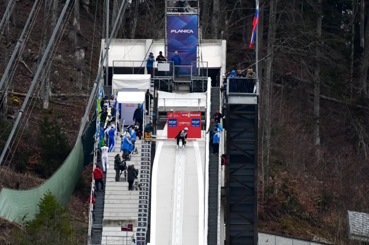 Trenutak u kojem su svi zanijemili: Mladi skakač stravično pao u Sloveniji, nije se micao