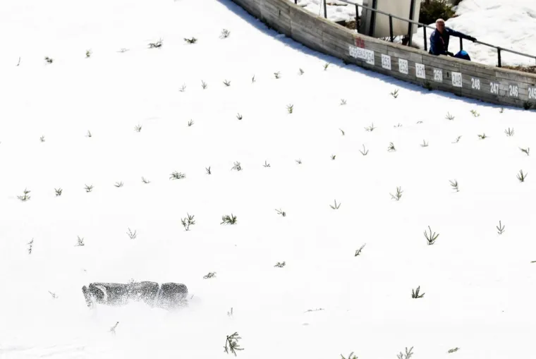 Trenutak u kojem su svi zanijemili: Mladi skakač stravično pao u Sloveniji, nije se micao