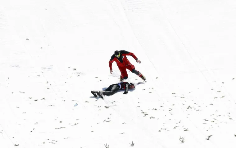 Trenutak u kojem su svi zanijemili: Mladi skakač stravično pao u Sloveniji, nije se micao