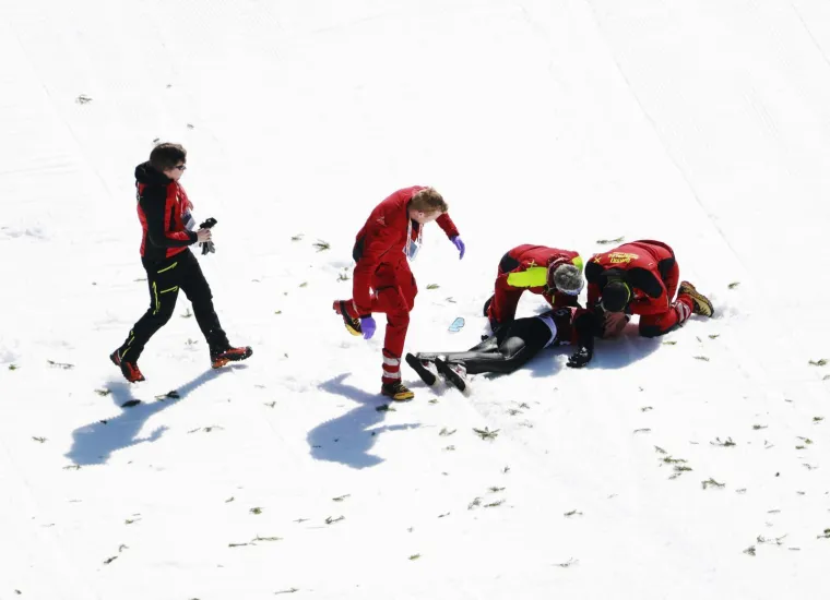 Trenutak u kojem su svi zanijemili: Mladi skakač stravično pao u Sloveniji, nije se micao