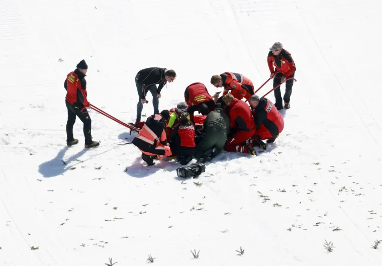 Trenutak u kojem su svi zanijemili: Mladi skakač stravično pao u Sloveniji, nije se micao
