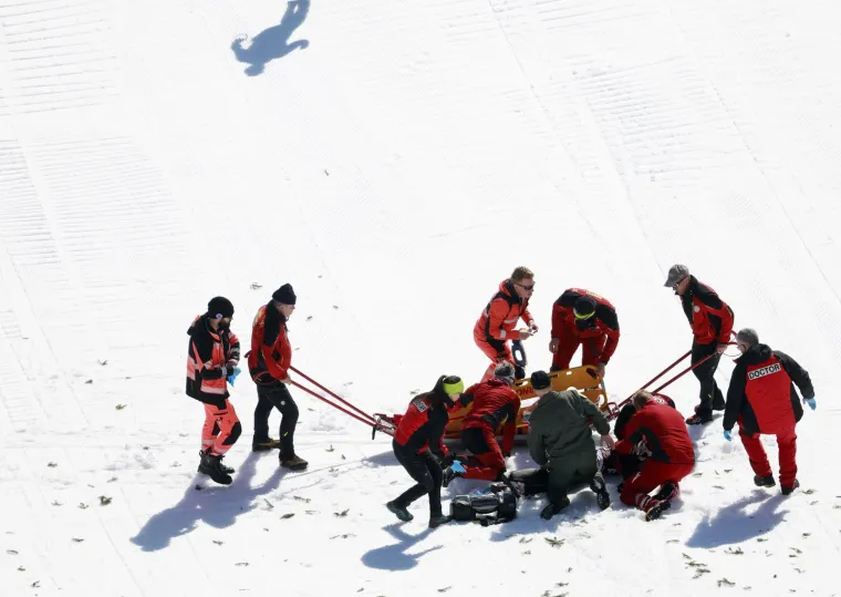 Trenutak u kojem su svi zanijemili: Mladi skakač stravično pao u Sloveniji, nije se micao