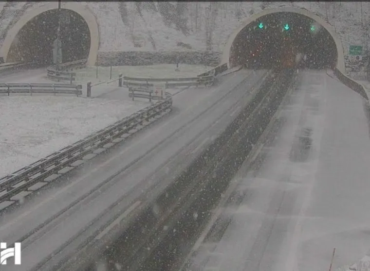 Pogledajte nevjerojatne prizore s hrvatskih autocesta koje su zatrpane snijegom!