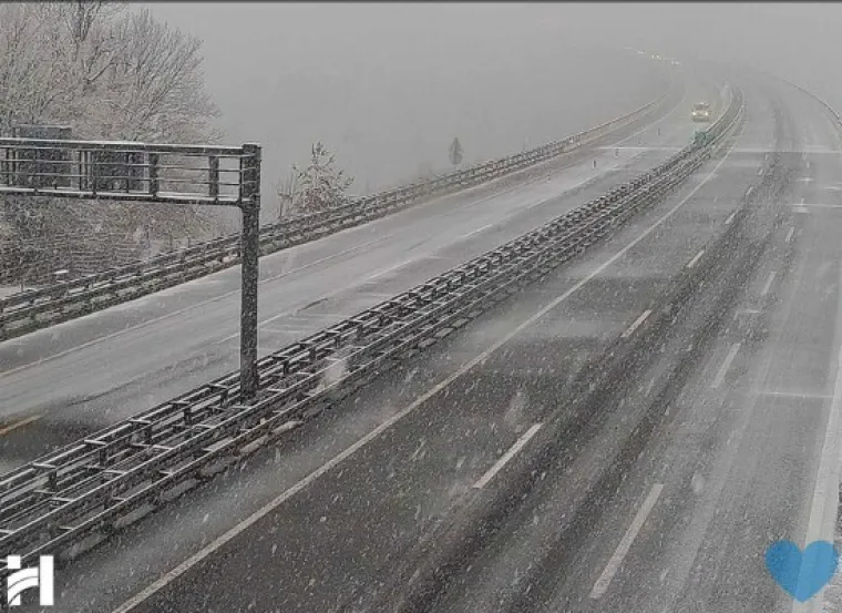 Pogledajte nevjerojatne prizore s hrvatskih autocesta koje su zatrpane snijegom!