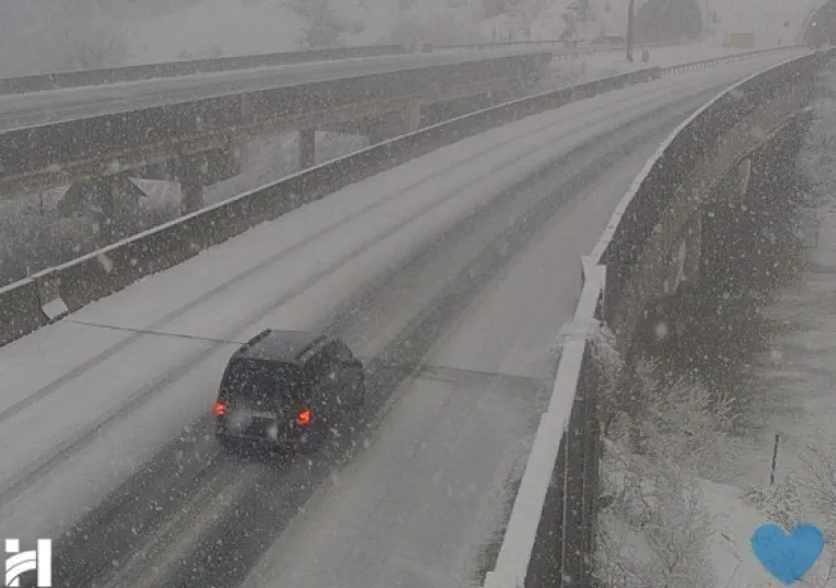 Pogledajte nevjerojatne prizore s hrvatskih autocesta koje su zatrpane snijegom!