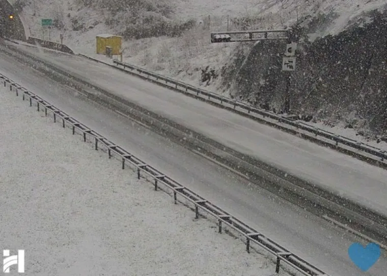 Pogledajte nevjerojatne prizore s hrvatskih autocesta koje su zatrpane snijegom!