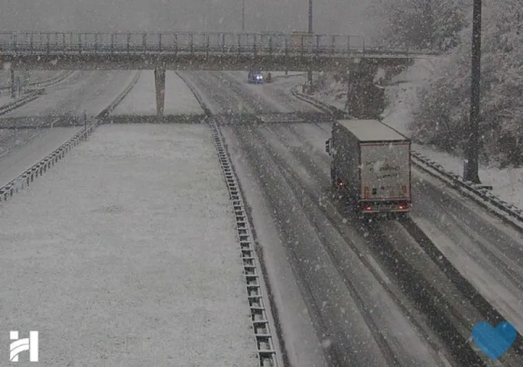 Pogledajte nevjerojatne prizore s hrvatskih autocesta koje su zatrpane snijegom!