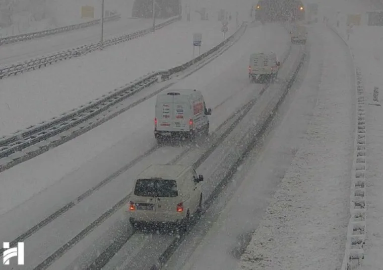 Pogledajte nevjerojatne prizore s hrvatskih autocesta koje su zatrpane snijegom!