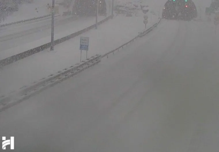 Pogledajte nevjerojatne prizore s hrvatskih autocesta koje su zatrpane snijegom!