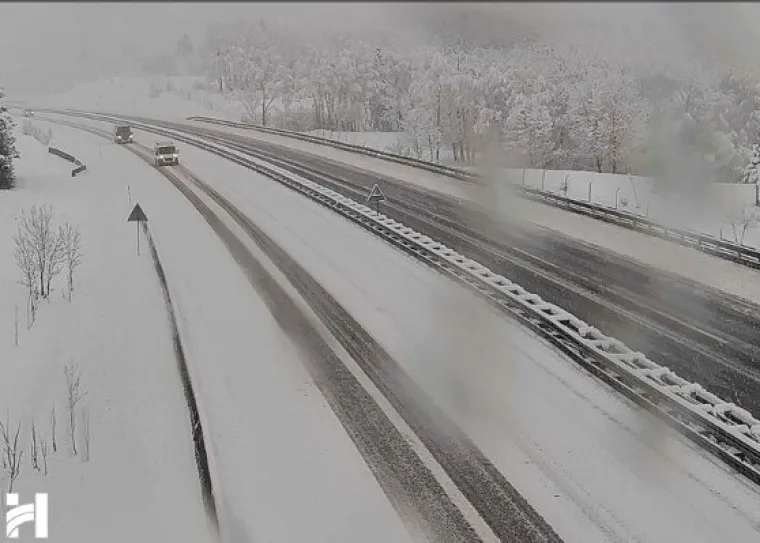 Pogledajte nevjerojatne prizore s hrvatskih autocesta koje su zatrpane snijegom!