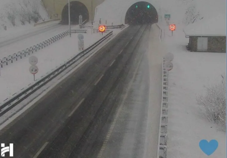 Pogledajte nevjerojatne prizore s hrvatskih autocesta koje su zatrpane snijegom!