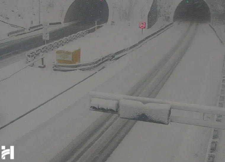 Pogledajte nevjerojatne prizore s hrvatskih autocesta koje su zatrpane snijegom!