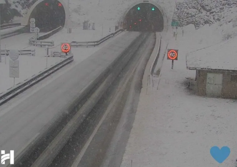 Pogledajte nevjerojatne prizore s hrvatskih autocesta koje su zatrpane snijegom!