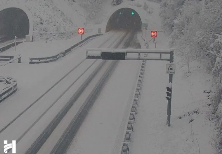 Pogledajte nevjerojatne prizore s hrvatskih autocesta koje su zatrpane snijegom!