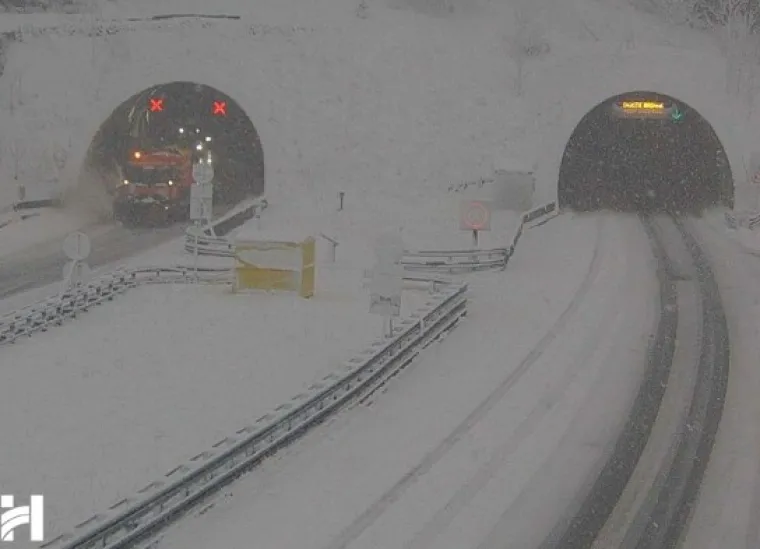 Pogledajte nevjerojatne prizore s hrvatskih autocesta koje su zatrpane snijegom!