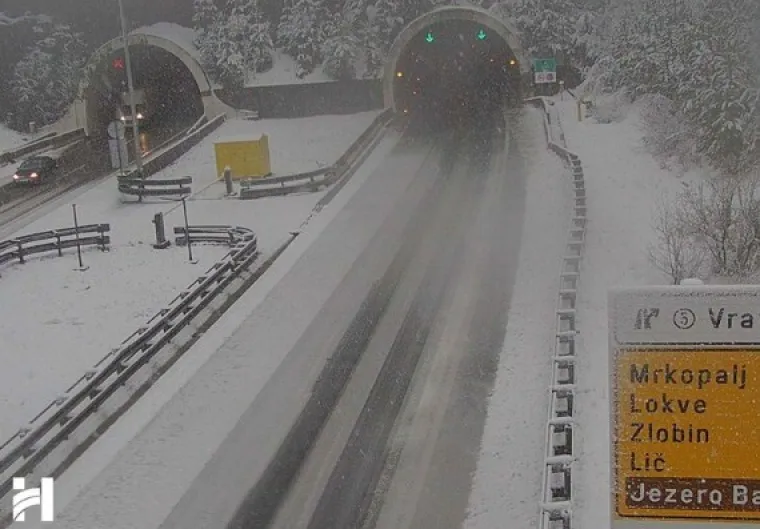 Pogledajte nevjerojatne prizore s hrvatskih autocesta koje su zatrpane snijegom!
