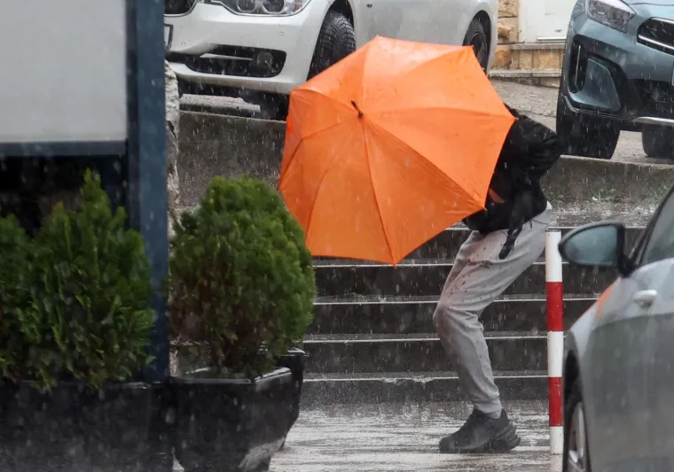 Upozorenja posvuda! Snijeg donio kaos na autoceste, oluja Deborah poharala Hrvatsku!