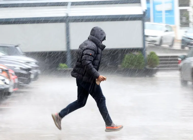 Upozorenja posvuda! Snijeg donio kaos na autoceste, oluja Deborah poharala Hrvatsku!