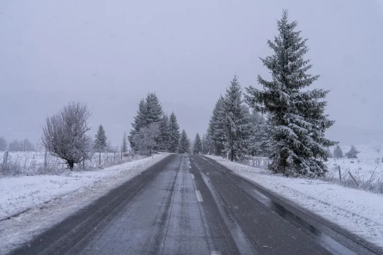 Upozorenja posvuda! Snijeg donio kaos na autoceste, oluja Deborah poharala Hrvatsku!