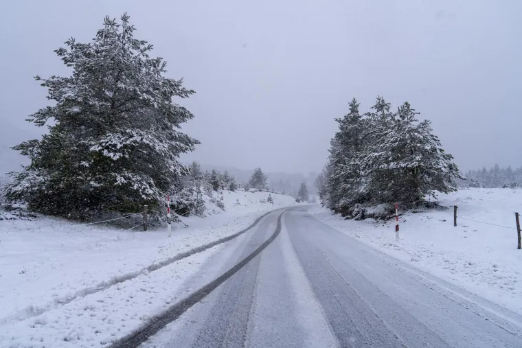 Upozorenja posvuda! Snijeg donio kaos na autoceste, oluja Deborah poharala Hrvatsku!