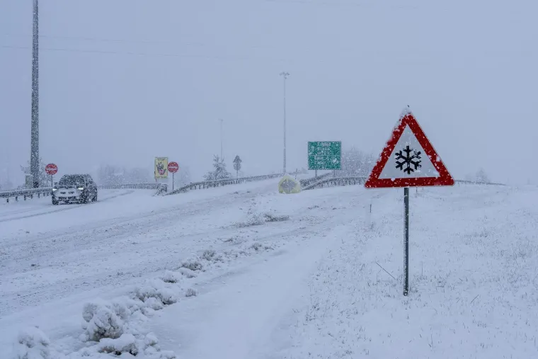 Upozorenja posvuda! Snijeg donio kaos na autoceste, oluja Deborah poharala Hrvatsku!
