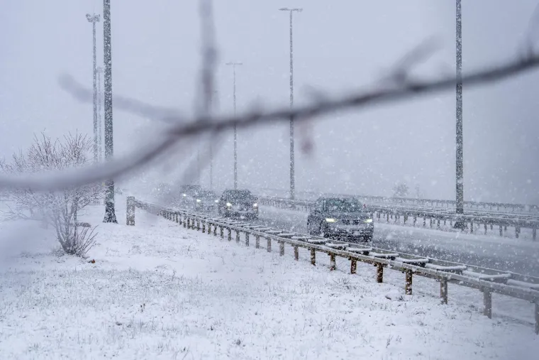 Upozorenja posvuda! Snijeg donio kaos na autoceste, oluja Deborah poharala Hrvatsku!