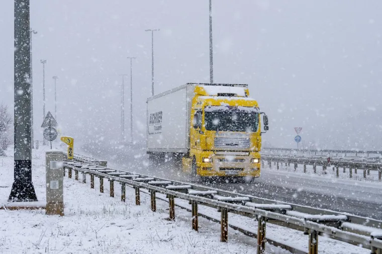 Upozorenja posvuda! Snijeg donio kaos na autoceste, oluja Deborah poharala Hrvatsku!