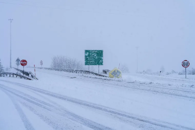 Upozorenja posvuda! Snijeg donio kaos na autoceste, oluja Deborah poharala Hrvatsku!