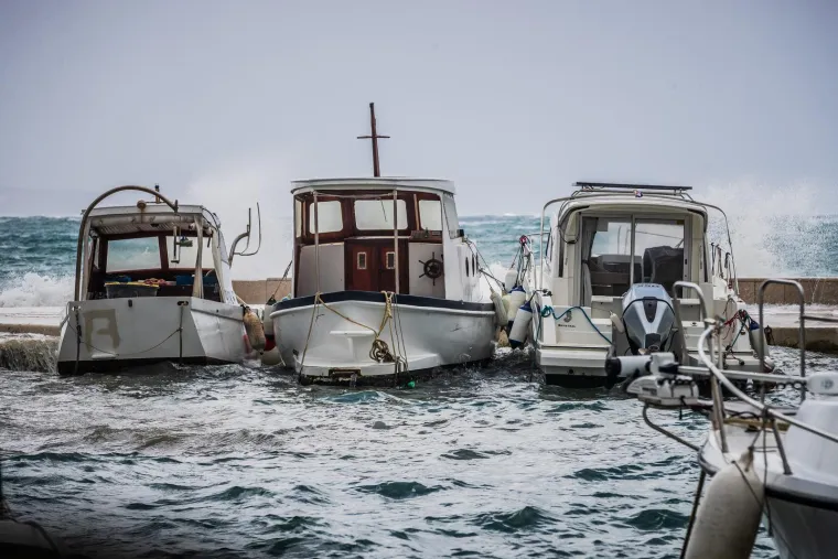 Pogledajte kako je nevrijeme 'progutalo' Split: Riva potpuno potopljena, vjetar nosi sve pred sobom