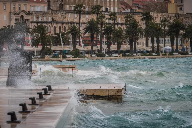 Pogledajte kako je nevrijeme 'progutalo' Split: Riva potpuno potopljena, vjetar nosi sve pred sobom