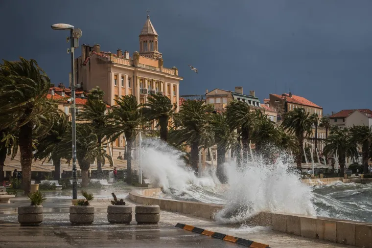 Pogledajte kako je nevrijeme 'progutalo' Split: Riva potpuno potopljena, vjetar nosi sve pred sobom