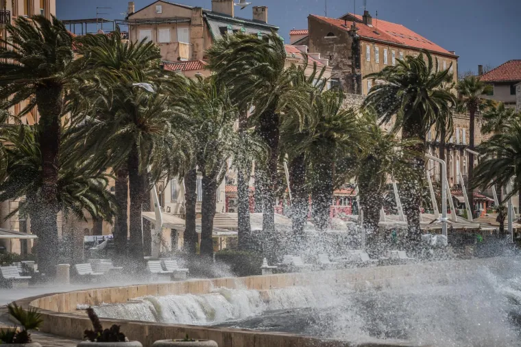 Pogledajte kako je nevrijeme 'progutalo' Split: Riva potpuno potopljena, vjetar nosi sve pred sobom