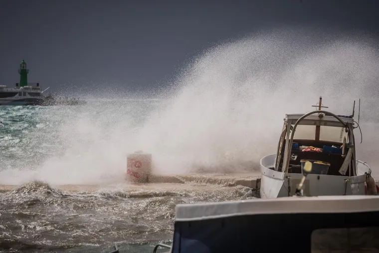 Pogledajte kako je nevrijeme 'progutalo' Split: Riva potpuno potopljena, vjetar nosi sve pred sobom