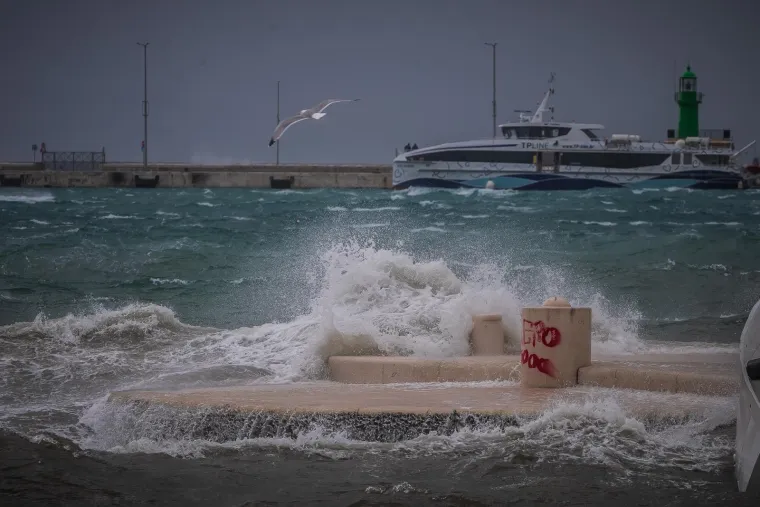 Pogledajte kako je nevrijeme 'progutalo' Split: Riva potpuno potopljena, vjetar nosi sve pred sobom