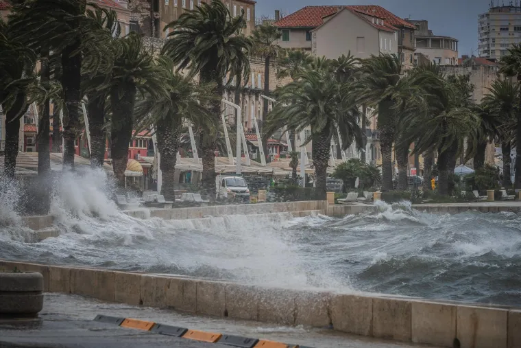 Pogledajte kako je nevrijeme 'progutalo' Split: Riva potpuno potopljena, vjetar nosi sve pred sobom