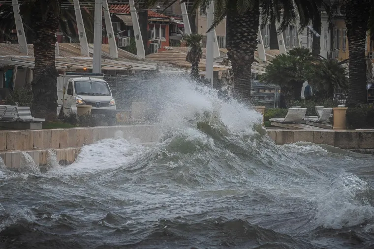 Pogledajte kako je nevrijeme 'progutalo' Split: Riva potpuno potopljena, vjetar nosi sve pred sobom