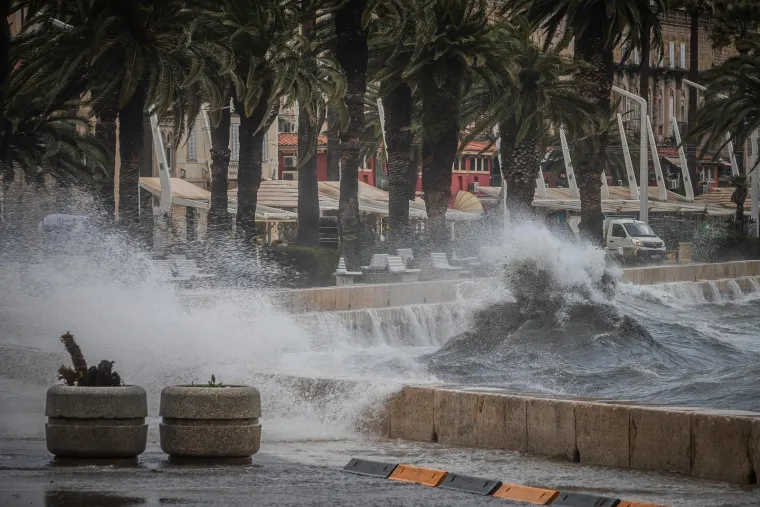 Pogledajte kako je nevrijeme 'progutalo' Split: Riva potpuno potopljena, vjetar nosi sve pred sobom
