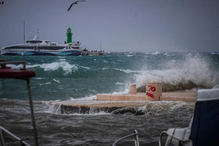 Pogledajte kako je nevrijeme 'progutalo' Split: Riva potpuno potopljena, vjetar nosi sve pred sobom