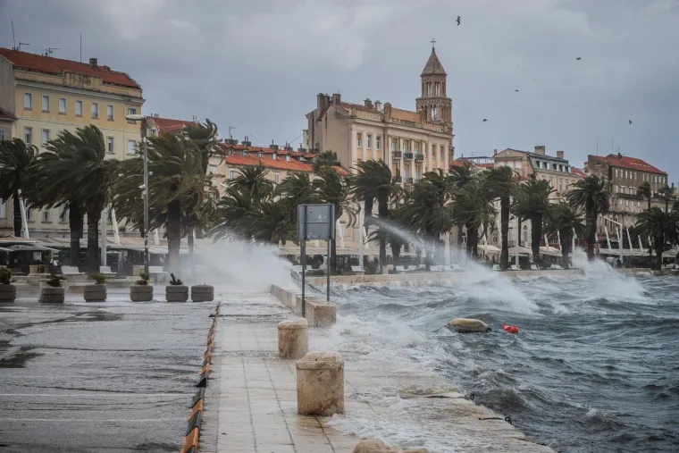 Pogledajte kako je nevrijeme 'progutalo' Split: Riva potpuno potopljena, vjetar nosi sve pred sobom