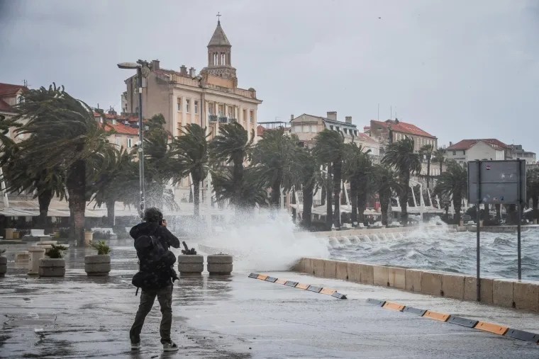 Pogledajte kako je nevrijeme 'progutalo' Split: Riva potpuno potopljena, vjetar nosi sve pred sobom