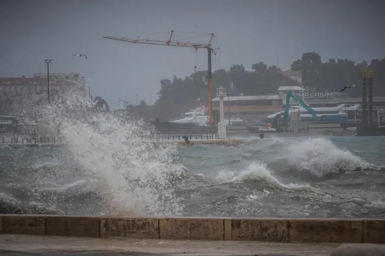 Pogledajte kako je nevrijeme 'progutalo' Split: Riva potpuno potopljena, vjetar nosi sve pred sobom
