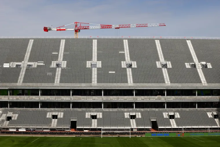 Bože dragi! Je li moguće da će tu igrati Hrvatska? Teren se ne vidi, a tribine su opasne po život