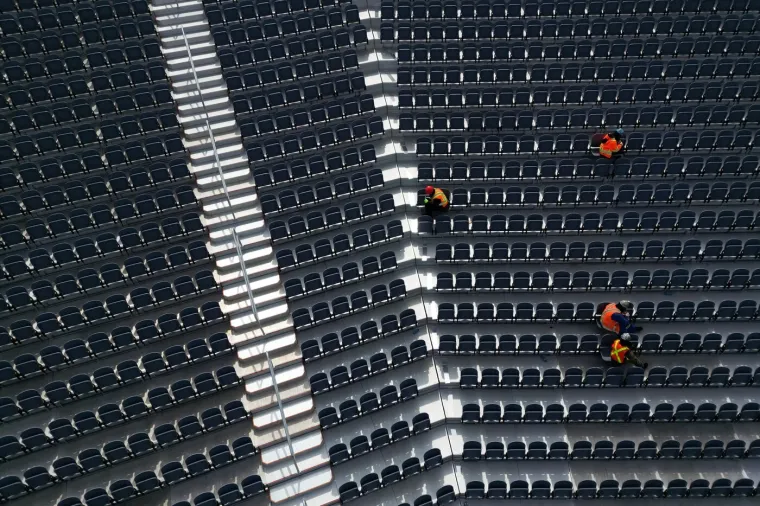 Bože dragi! Je li moguće da će tu igrati Hrvatska? Teren se ne vidi, a tribine su opasne po život